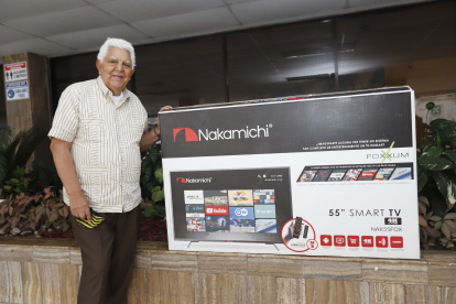 Suscriptor. Instante en el que Édgar Salazar recibió su premio en EXPRESO. La visita la realizó la tarde de ayer.