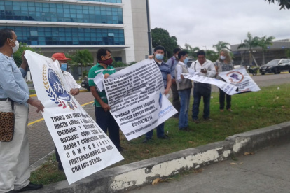 Plantón. Usuarios afectados por cobros injustificados se acercaron este martes y manifestaron sus reclamos en los exteriores de CNEL, en Guayaquil.