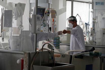 Empleados de la salud trabajan en una unidad de cuidados intensivos de covid-19.