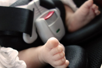 Incomprensible pero cierto. Muchos padres dejan a sus hijos pequeños dentro de los autos.