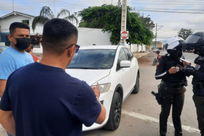 Momento en que los agestes atendieron a uno de los afectados de los robos.