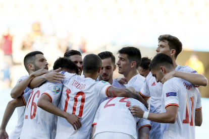 España goleó 5-0 a Eslovaquia y clasificó en segundo lugar en su grupo.