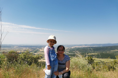 otografía sin fecha cedida por la familia Rodríguez que muestra la niña ecuatoriana Karen acompañada de su mamá Aida Rodríguez.