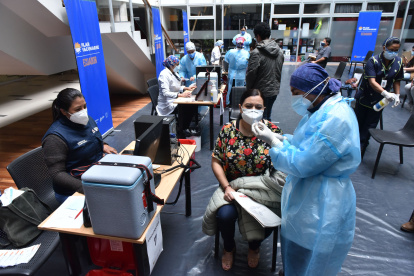 La vacunación continuó hoy en las instalaciones de la Universidad de las Américas.