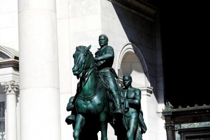 En la imponente estatua, encargada en 1925 al artista James Earle Fraser, Roosevelt está sobre un caballo flanqueado por un hombre negro.