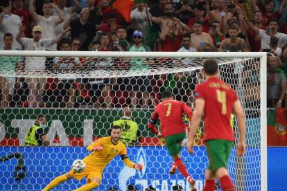 Cristiano Ronaldo lleva cinco goles en la presente Eurocopa, tres de ellos fueron de penal