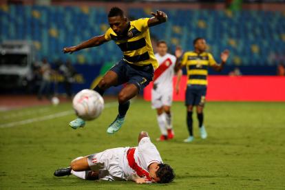 Pervis Estupiñán participó en el primer gol ecuatoriano. Provocó el gol en contra tras su centro