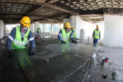 Trabajo. Un grupo de obreros retira, con agua y jabón, el hollín de los vidrios que no se afectaron en las protestas violentas de octubre de 2019.