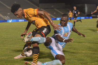 Joshué Quiñónez (izquierda) es uno de los jóvenes zagueros centrales de Barcelona. Él será titular en la final de la Supercopa Ecuador y se perfila para el Clásico del Astillero.