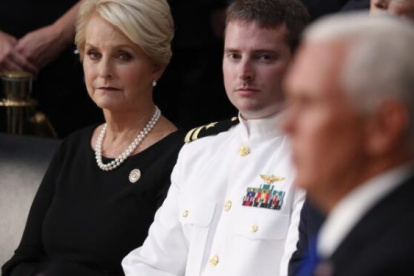 El presidente de EE. UU. junto a la viuda del senador mcCain.