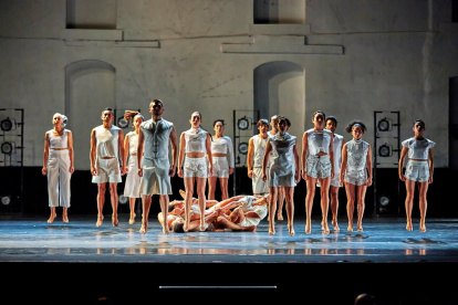 La Compañía entrena para sus presentaciones.