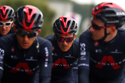 Richard Carapaz (c), ciclista ecuatoriano del Ineos, en un recorrido en Brest para la presentación del Tour de Francia.