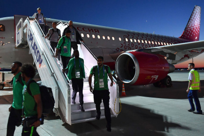La selecciones a nivel mundial deben trasladarse para jugar y hay futbolistas que pasan más tiempo en un avión que en una cancha.