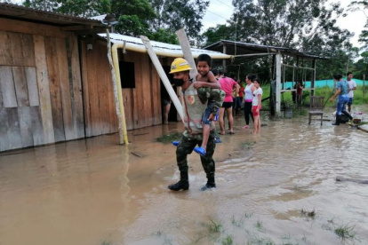 Calculan que las inundaciones, que anegaron la ciudad de Puerto El Carmen, cabecera cantonal de Putumayo, han afectado a unas 3.369 personas en la región.