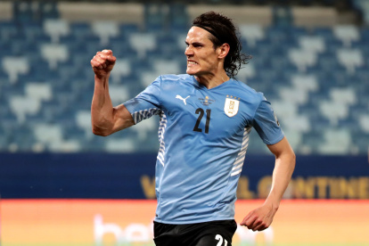 Edinson Cavani celebra el segundo gol de Uruguay ante Bolivia por la Copa América.