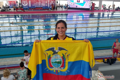 María Verónica Córdova muestra con orgullo la bandera tricolor tras lograr la medalla de bronce en Serbia.