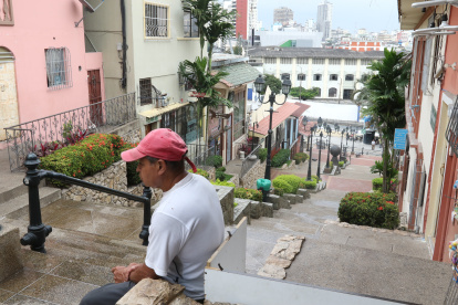 Escalinatas. Este acceso al cerro Santa Ana es uno de los atractivos de la ciudad. El turista aún no regresa.
