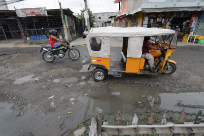 Peatones y conductores peligran al transitar por las calles dañadas de varios sectores de la Florida Norte.