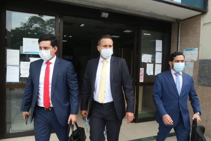 Alfredo Arboleda (i), defensor de Jacobo Bucaram Pulley, sostuvo que la jueza difirió la audiencia por pedido de un abogado.