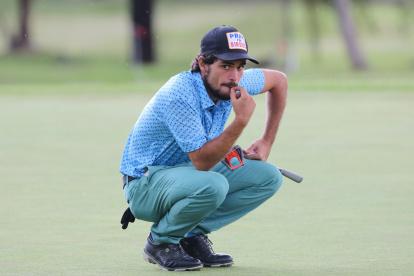 Rafael Miranda analiza el tiro a realizar en el hoyo 18 del torneo que se desarrolla en Quito