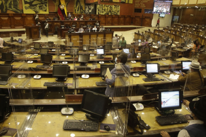 La Asamblea sesionó de manera mixta. Unos 40 legisladores estuvieron en el pleno de forma presencial y el resto se conectó vía internet.