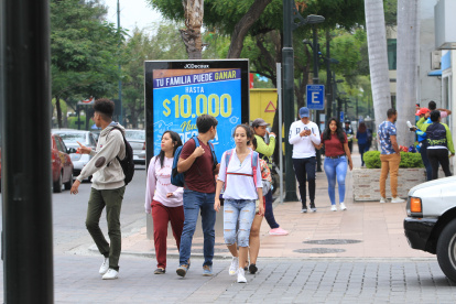 En el 2019 Diario EXPRESO publicó la queja de los ciudadanos, por las vallas publicitarias que obstaculizan la movilidad del peatón.