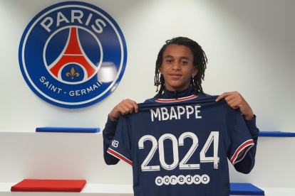 Ethan Mbappé, de 15 años, firmó un contrato con el poderoso club francés.