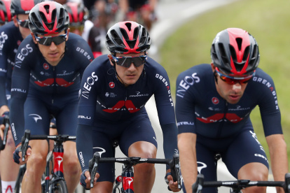 Richard Carapaz (c), ciclista ecuatoriano del Ineos, junto a otros dos compañeros de equipo.