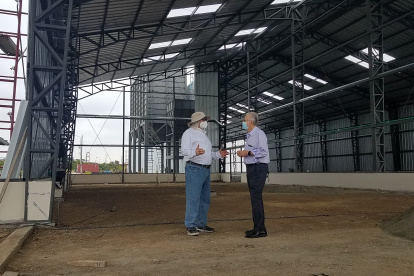El gerente de la empresa Bioconversión, Mauricio Laniado; y el presidente de la ZEDE del Litoral, Sergio Flores, durante un recorrido por la planta en construcción.