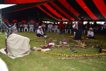 Previo al desarrollo de la actividad se realizó un ritual para pedir a la Pachamama (Madre Tierra) sabiduría en las elecciones.