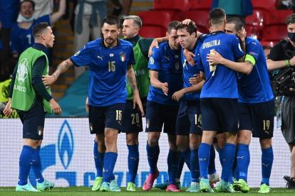 Federico Chiesa (tercero en la derecha) es felicitado por sus compañeros tras el primer gol del partido, que llegó en el primer tiempo de la prórroga