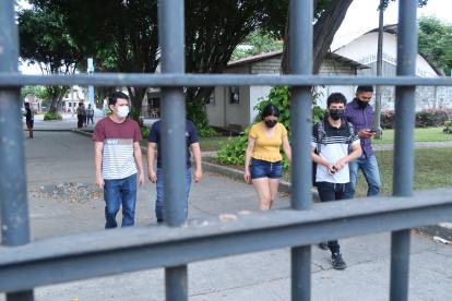 Inseguridad. Los jóvenes viven entre rejas en sus casas por la falta de seguridad y para conversar con sus amigos se ven obligados a buscar parques cerrados y que tengan guardias.