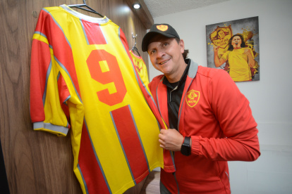 Figueroa es hincha a muerte de Aucas, equipo al que aportó con goles y garra, y ahora lo hace como DT de las formativas.