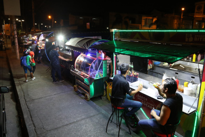 Dinamismo. En Sauces 8 hay al menos seis food truck que llenan de vida y color el sitio.