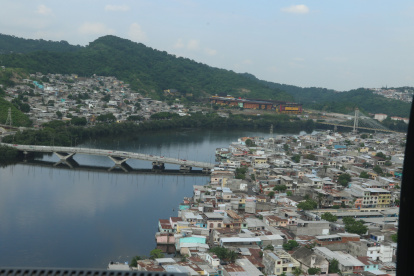 Aspecto. A lo largo de la avenida Barcelona se puede ver, desde el aire, el contraste del desarrollo urbanístico con ramales de manglar existentes.