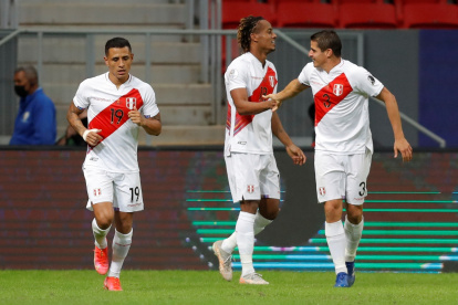 André Carrillo (c), es felicitado luego de marcar el gol de la victoria de los del Rímac.