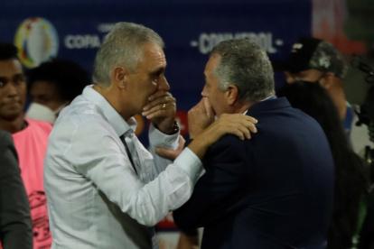 Gustavo Alfaro conversó con Tite al final del partido. Su mensaje recorrió el continente.