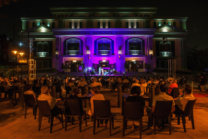 Los actores Ana Passeri y Fabo Doja (al fondo) fueron registrados, durante una presentación de una obra de teatro al aire, en los exteriores del teatro Sánchez Águila, en la ciudad de Saborondón (Ecuador).