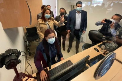 La ministra de Telecomunicaciones Vianna Maino, visitó la semana anterior las agencias del Registro en Azuay y Cañar para constatar cómo marcha el servicio.