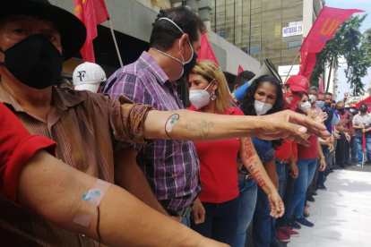 Desangramiento de los profesores, como protesta, por las medidas impuestas.