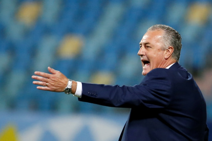 Gustavo Alfaro, entrenador de la selección ecuatoriana, durante el partido ante Brasil.