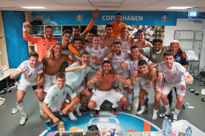 La celebración del combinado español dentro del camerino tras vencer a Croacia.