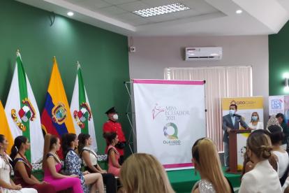 Un encuentro entre el alcalde de Quevedo y las aspirantes al trono de Miss Ecuador.