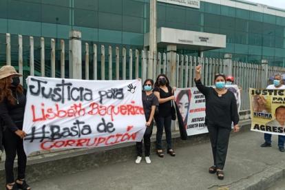 La mamá de Lisbeth Baquerizo realizó un plantón para pedir la celeridad y transparencia en la investigación.