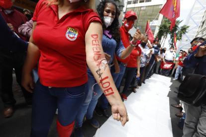Más de una docena de maestros se pincharon las venas y derramaron sangre con la que escribieron consignas en defensa de la vigencia de la reforma a la LOEI suspendida por la Corte Constitucional.