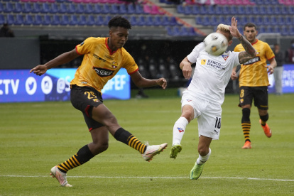 Joshue Quiñonez (i), defensa de Barcelona, es una de las alternativas para reemplazar a Riveros en caso de que no llegue al Clásico.