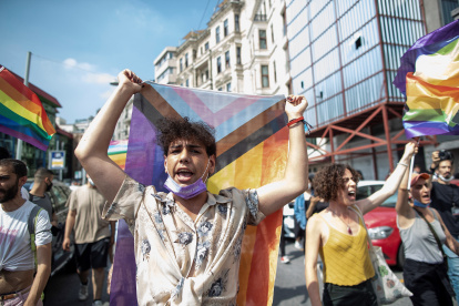 La policía dispersa la marcha anual del orgullo gay en Estambul.