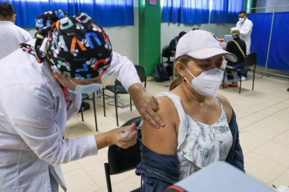 Imagen de una jornada de vacunación en la ciudad de Manta. Salud anunció este 29 de junio que adelanta las fases y edades de la población objetiva a vacunar.