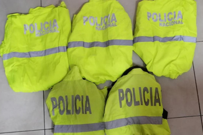 Los sospechosos habrían despojado de su dinero a una persona que salió de una agencia bancaria. Se les encontró armas de fuego.