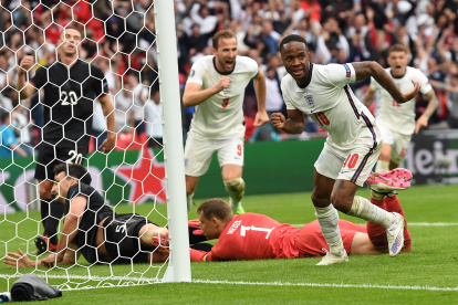 Raheem Sterling (10) corre para festejar el tanto inglés ante el desconsuelo germano.